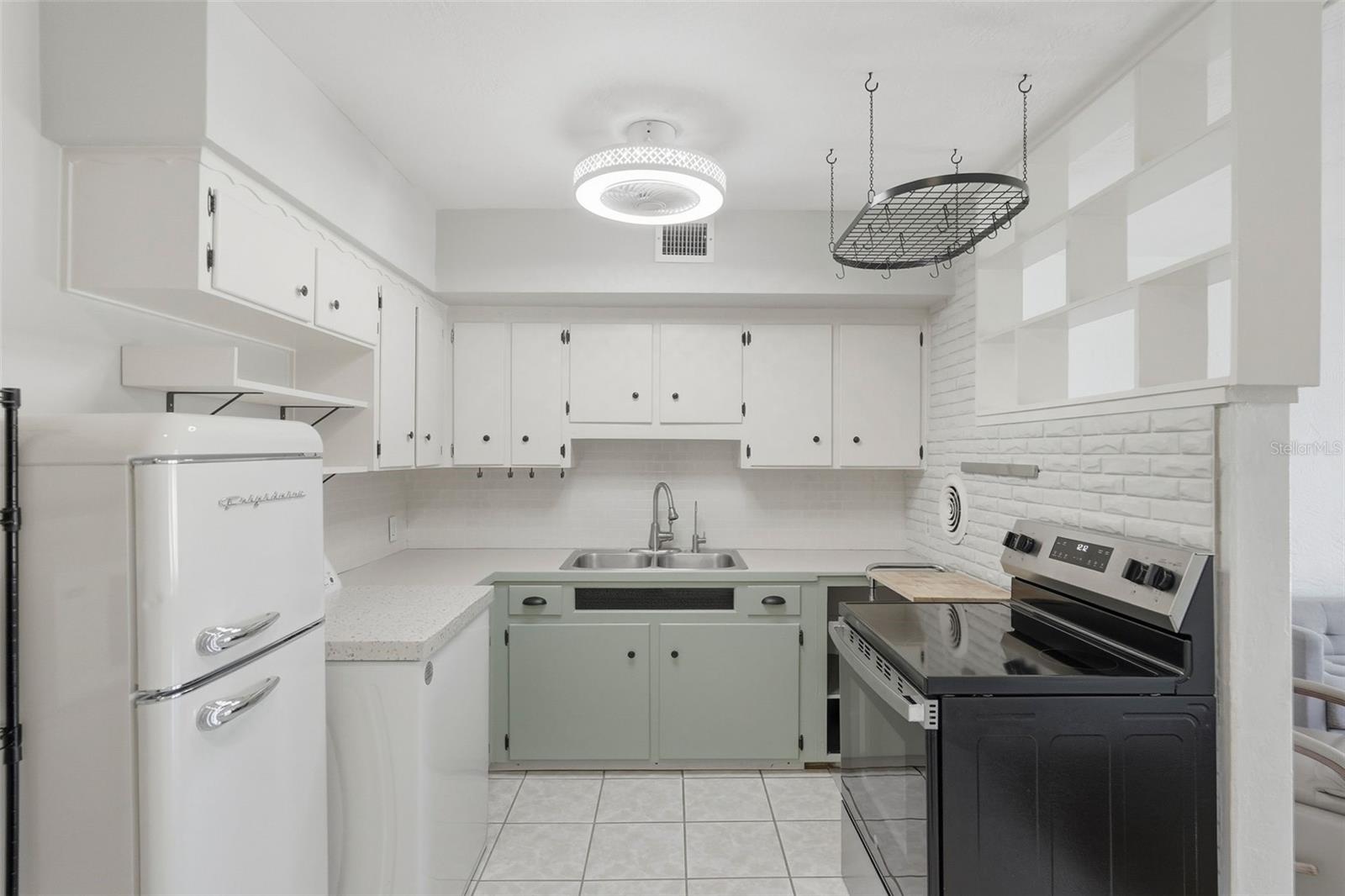 5664 40TH TER N #430, KENNETH CITY, FL, 33709