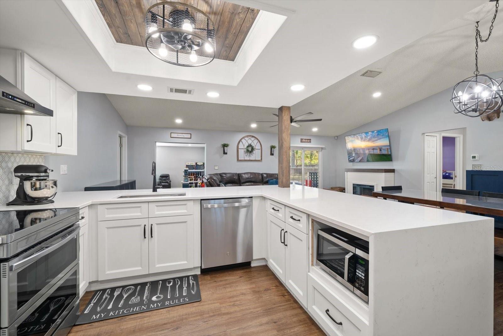 8227 DENISE DR E, SEMINOLE, FL, 33777