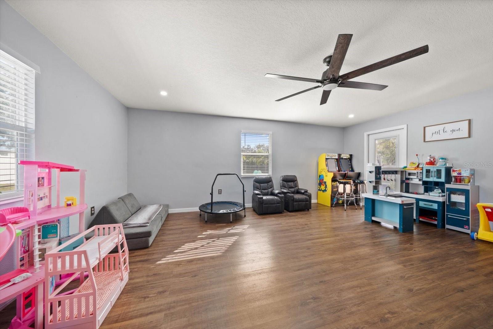 8227 DENISE DR E, SEMINOLE, FL, 33777