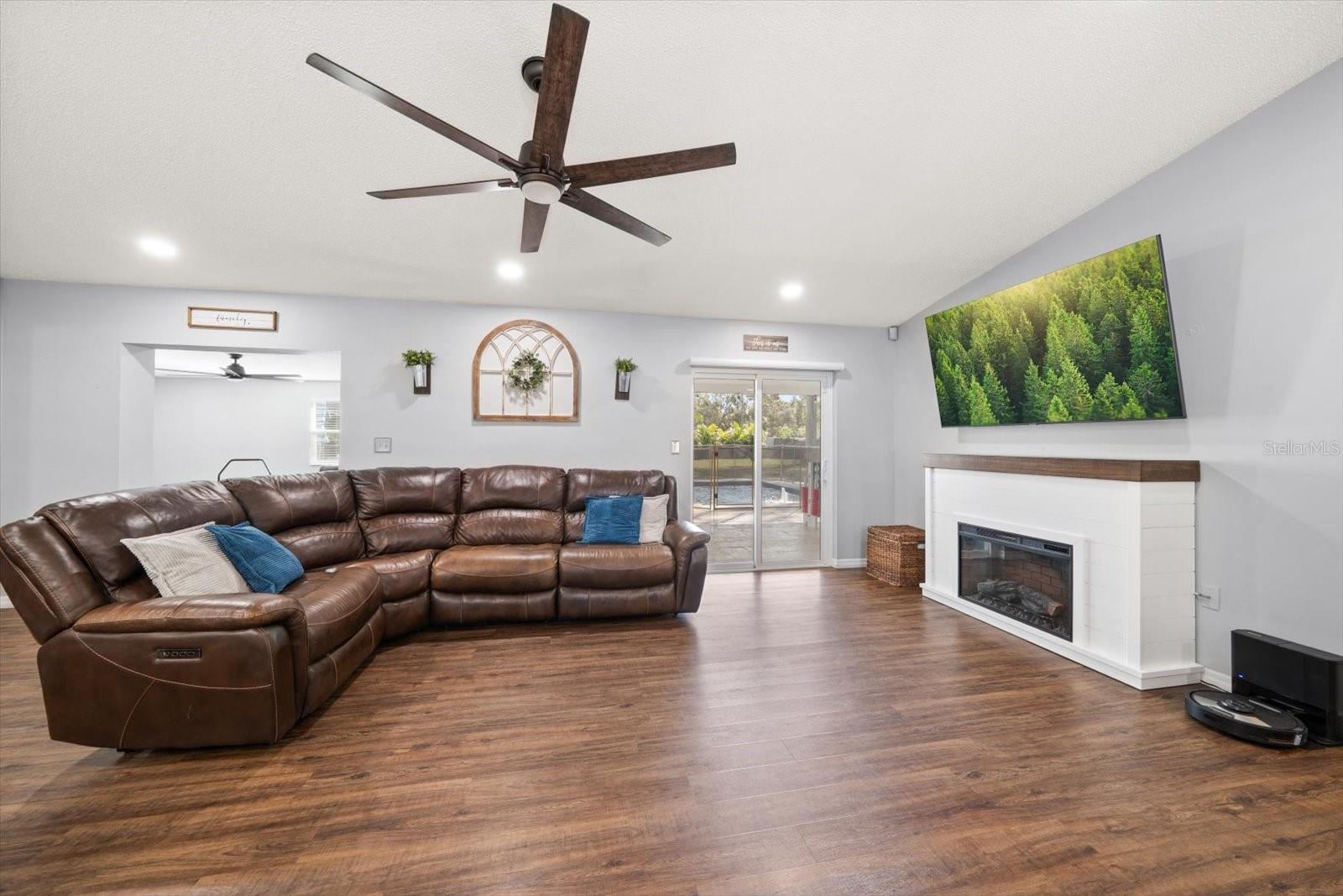 8227 DENISE DR E, SEMINOLE, FL, 33777