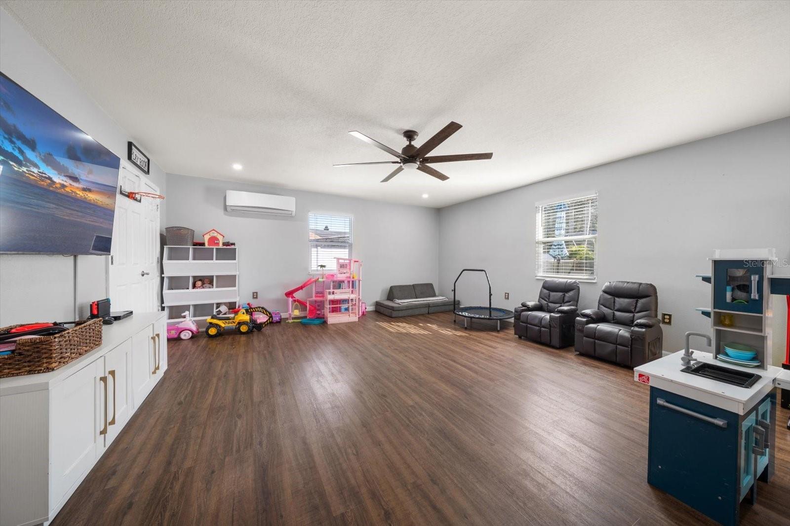 8227 DENISE DR E, SEMINOLE, FL, 33777