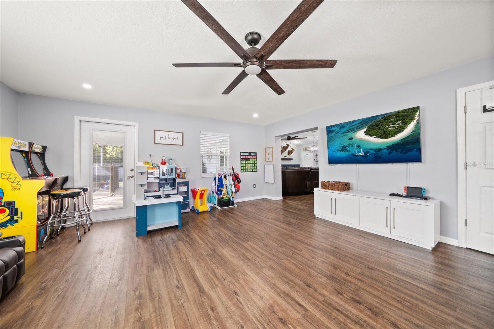 8227 DENISE DR E, SEMINOLE, FL, 33777