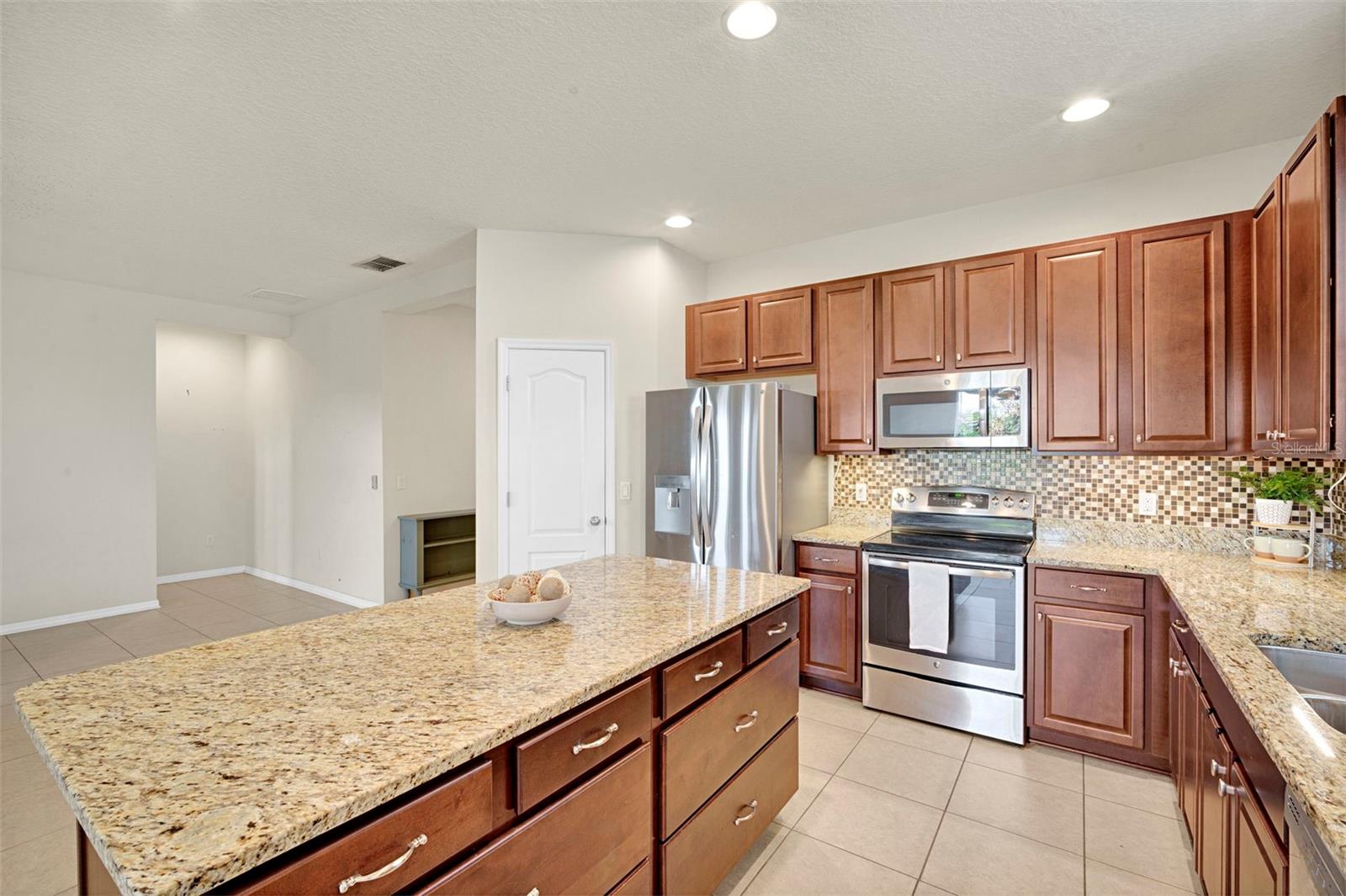 1102 WHITE WATER BAY DR, GROVELAND, FL, 34736