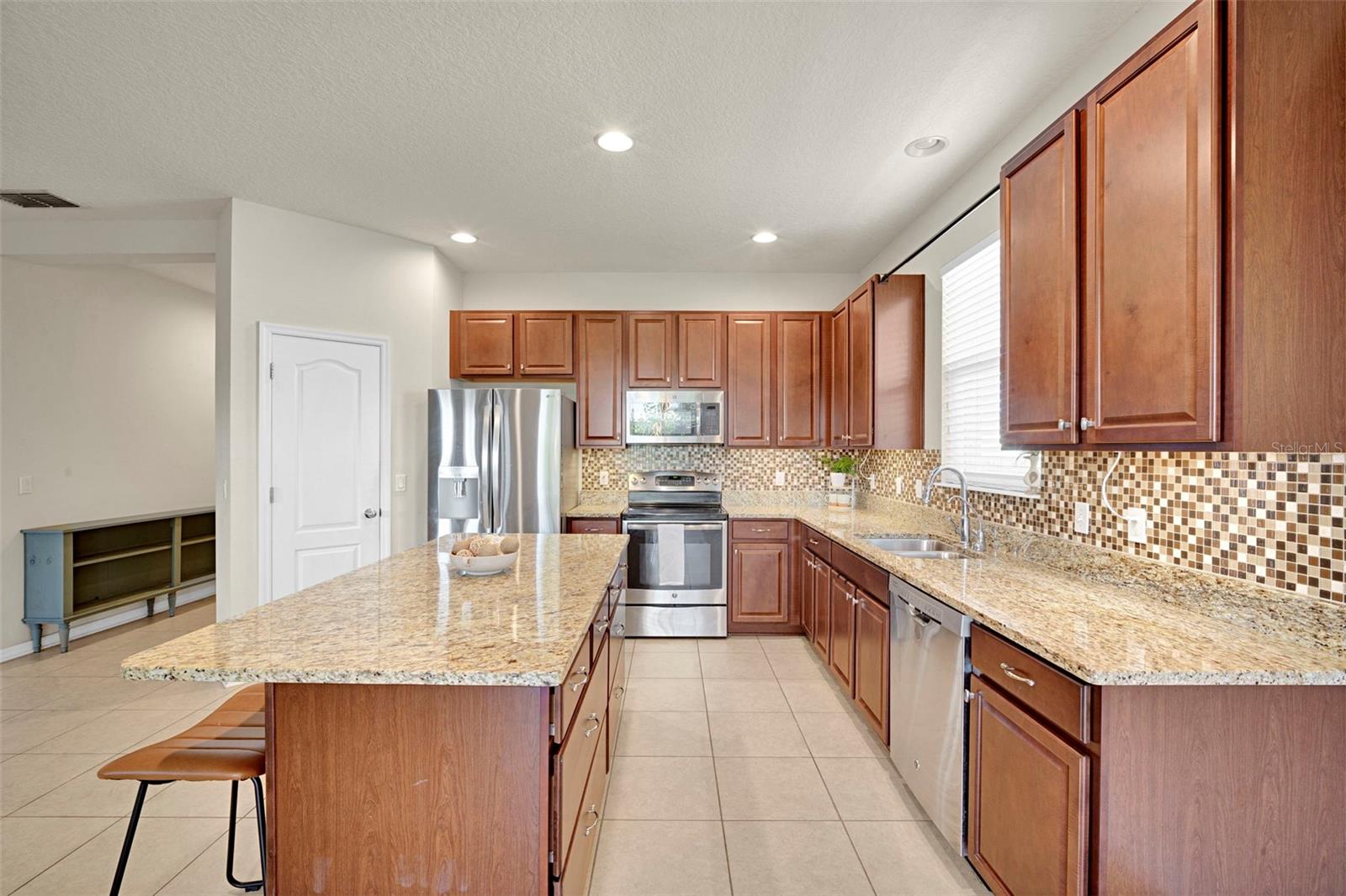 1102 WHITE WATER BAY DR, GROVELAND, FL, 34736