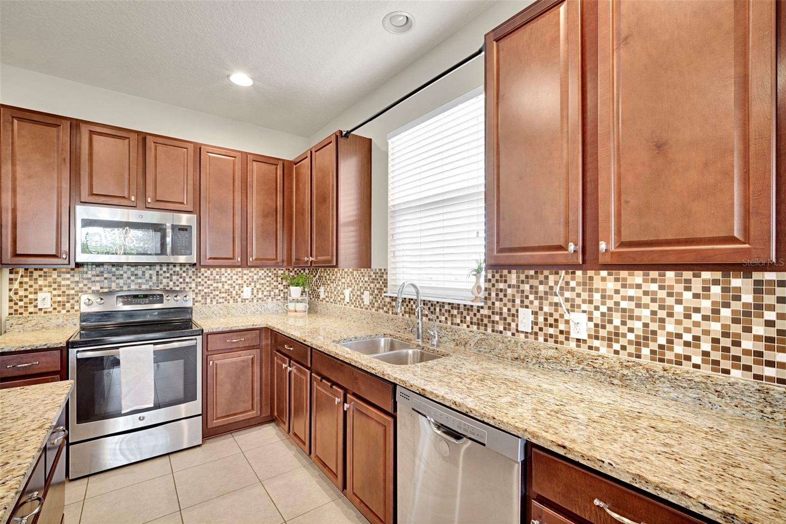 1102 WHITE WATER BAY DR, GROVELAND, FL, 34736