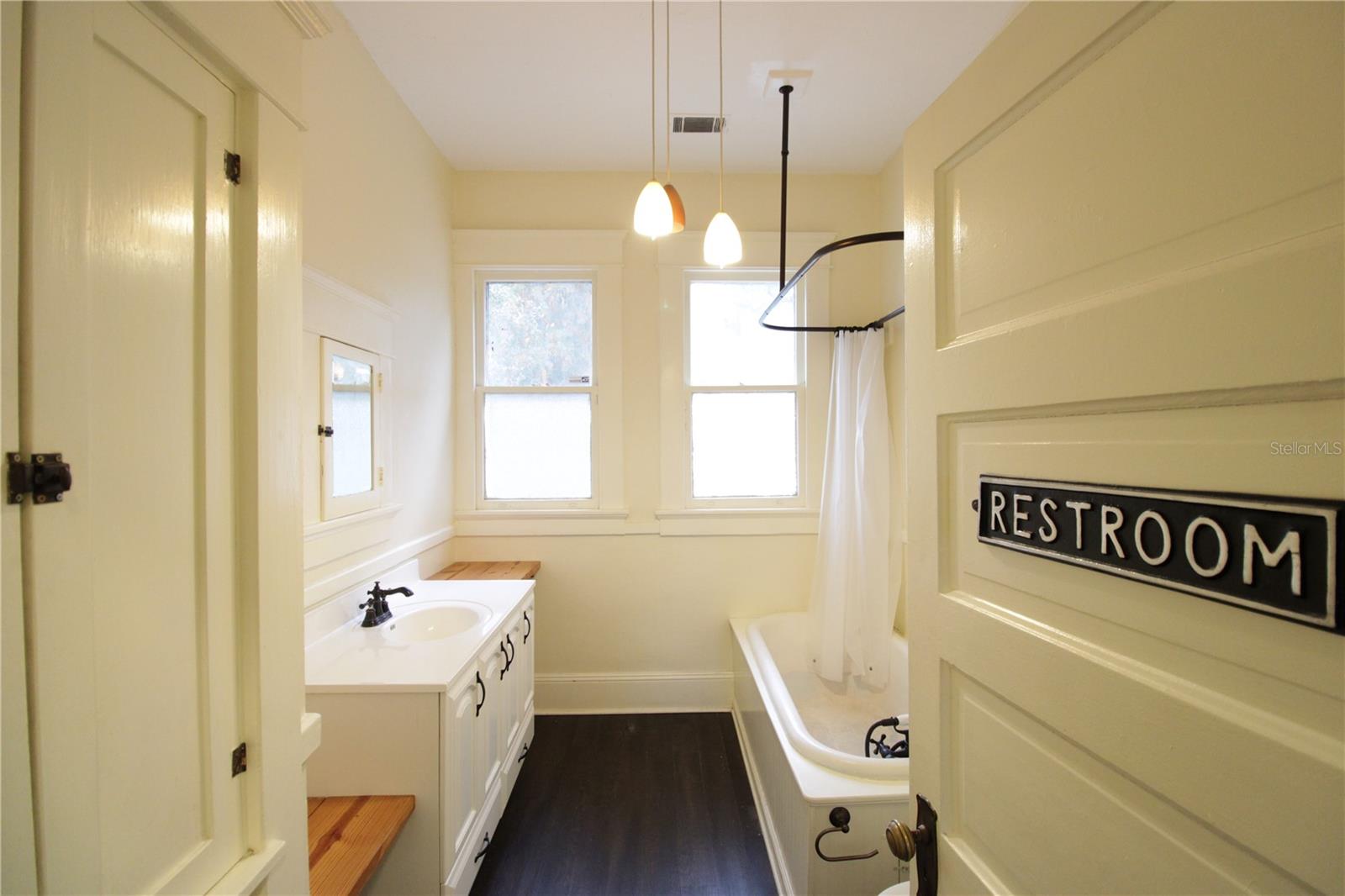 834 E UNIVERSITY AVE, GAINESVILLE, FL, 32601