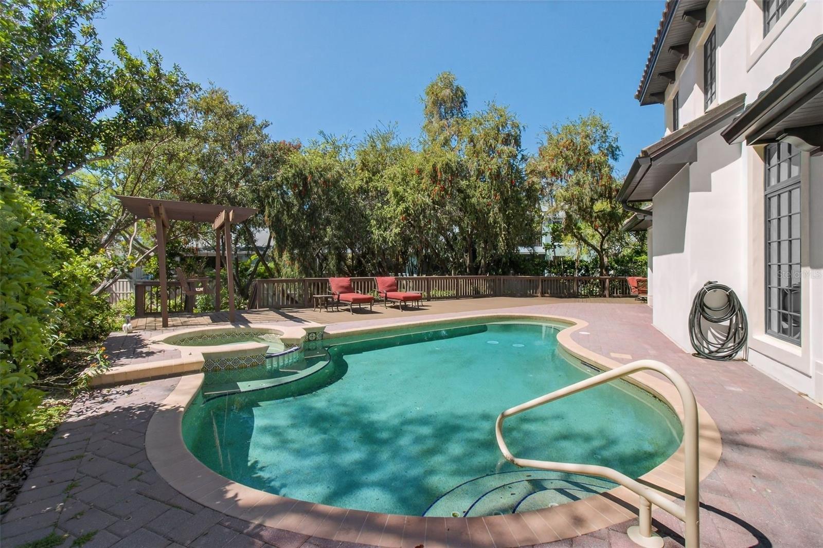 1100 TORTUGA CIR NE, ST PETERSBURG, FL, 33702