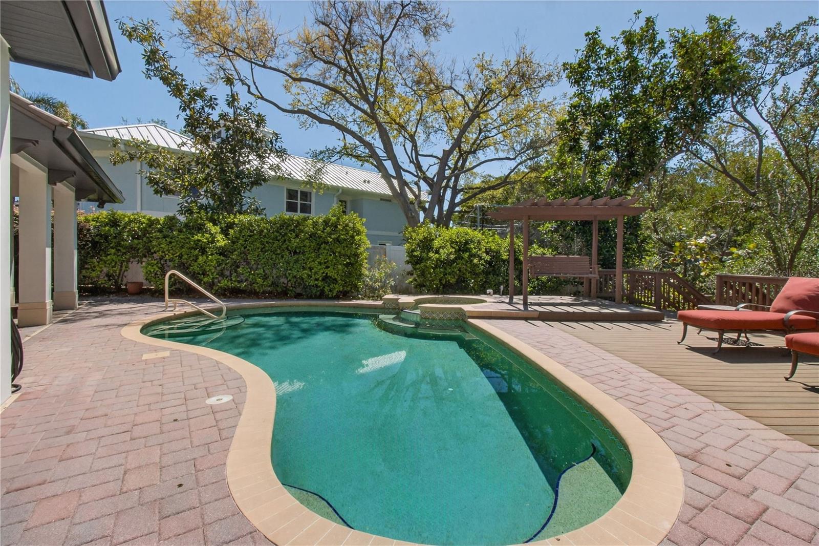 1100 TORTUGA CIR NE, ST PETERSBURG, FL, 33702