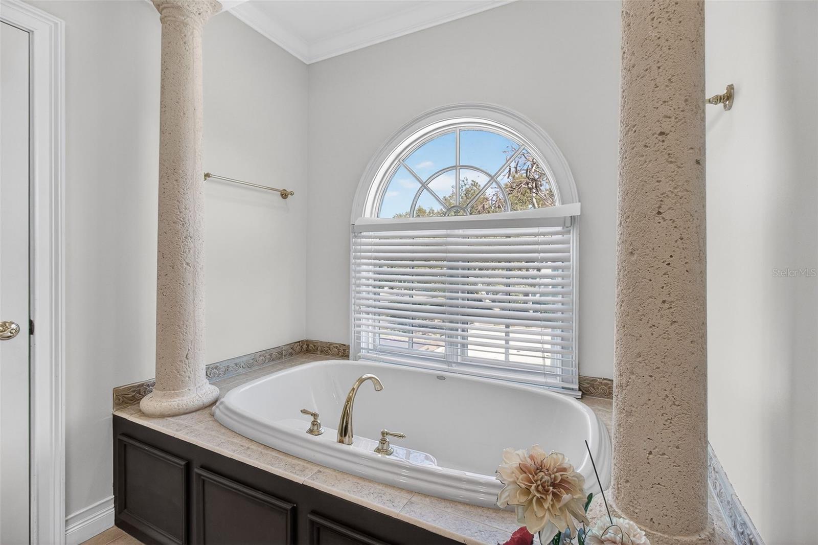 1100 TORTUGA CIR NE, ST PETERSBURG, FL, 33702