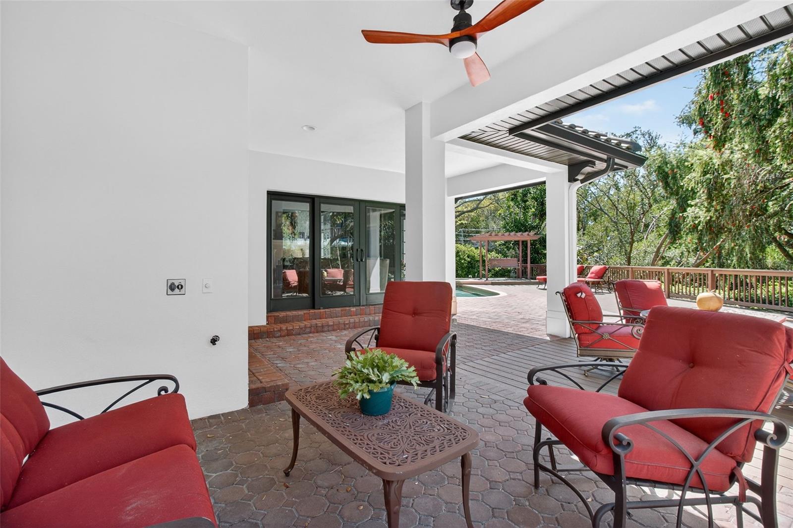 1100 TORTUGA CIR NE, ST PETERSBURG, FL, 33702