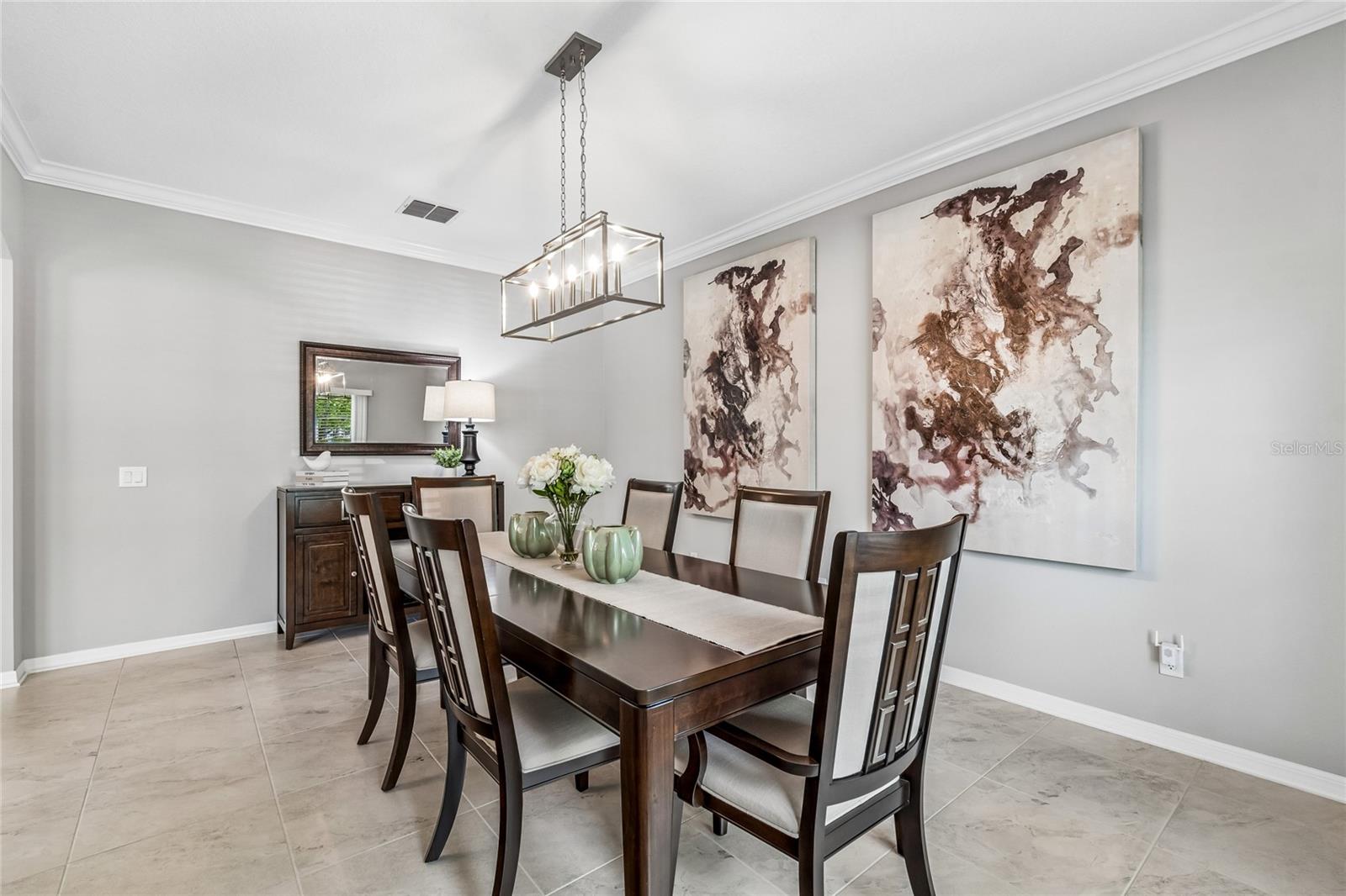 Flex space - dining, home office or playroom