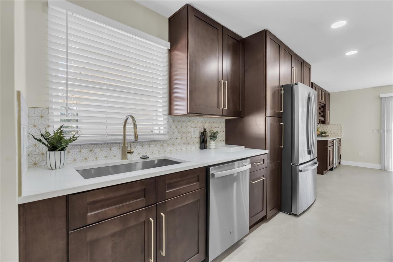 10100 PARADISE BLVD, TREASURE ISLAND, FL, 33706