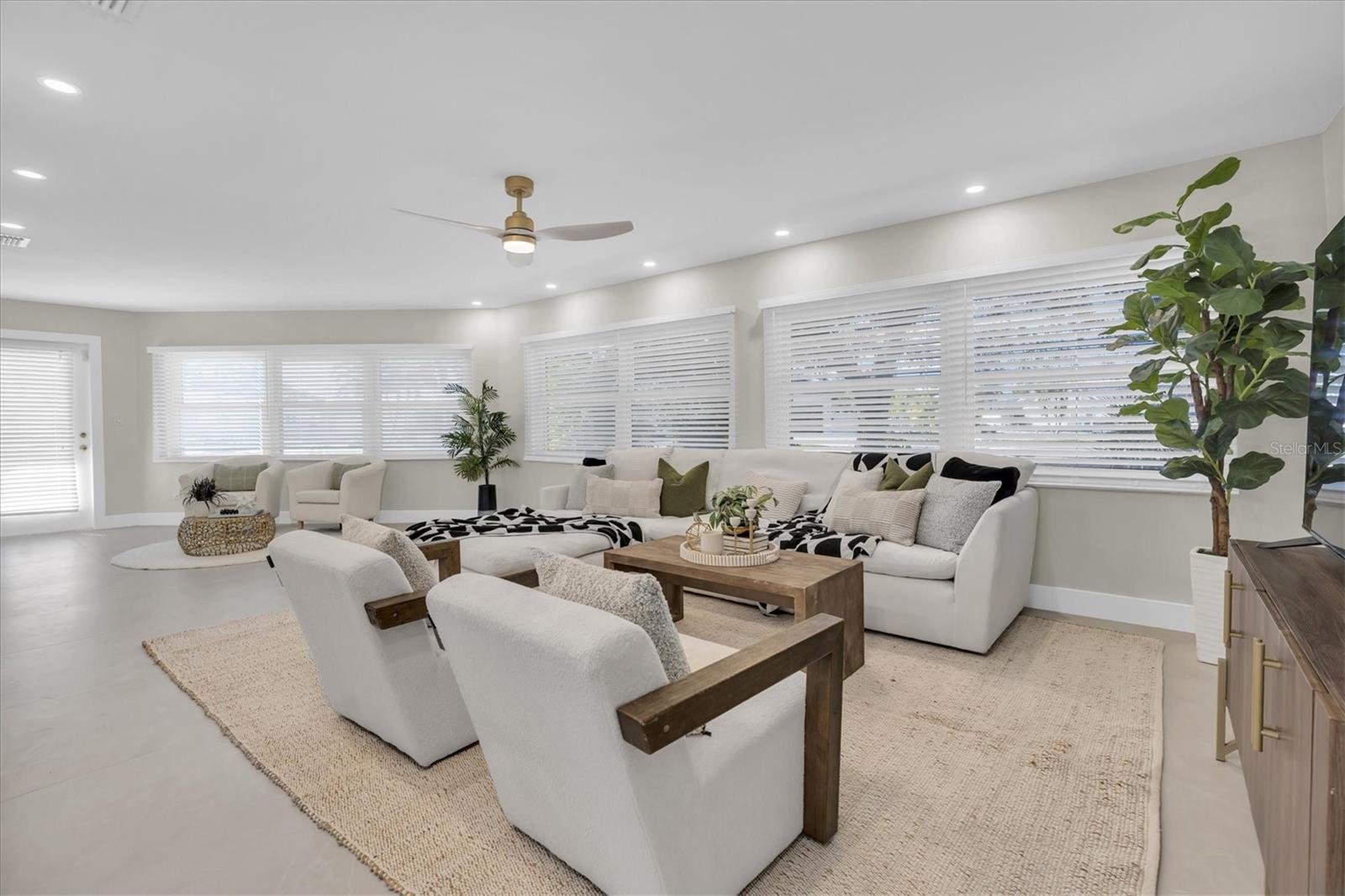 10100 PARADISE BLVD, TREASURE ISLAND, FL, 33706