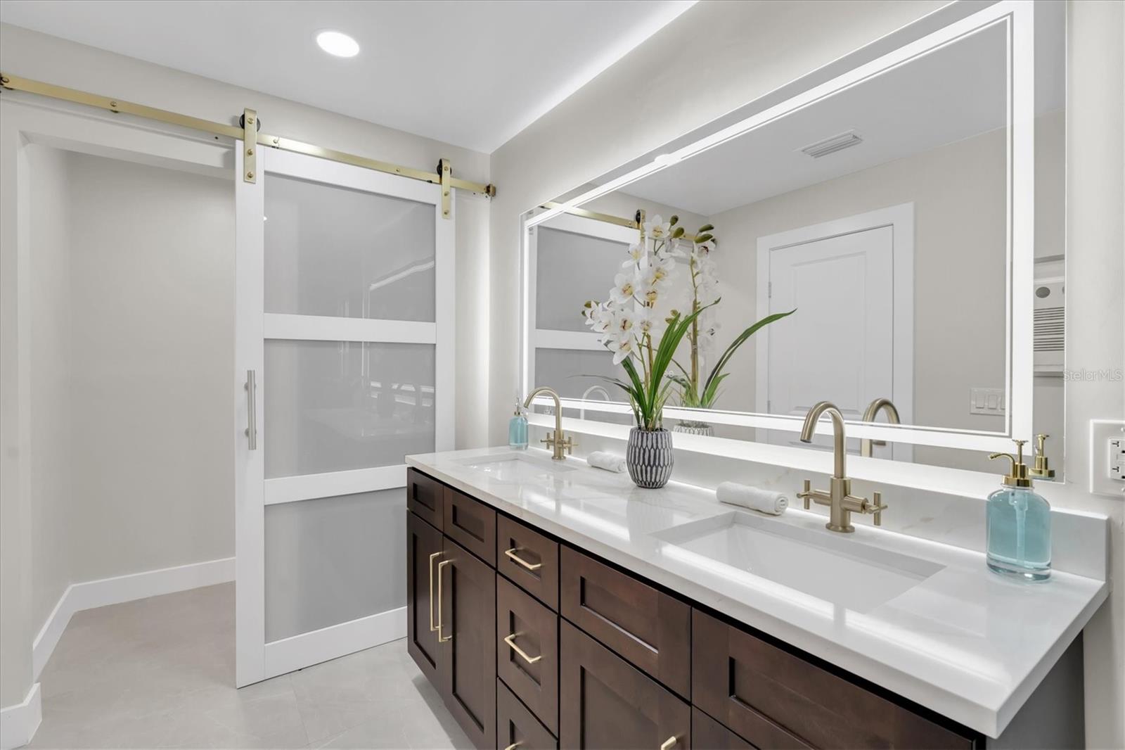 10100 PARADISE BLVD, TREASURE ISLAND, FL, 33706