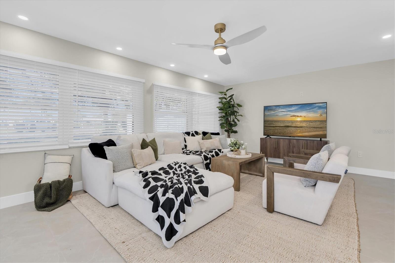 10100 PARADISE BLVD, TREASURE ISLAND, FL, 33706