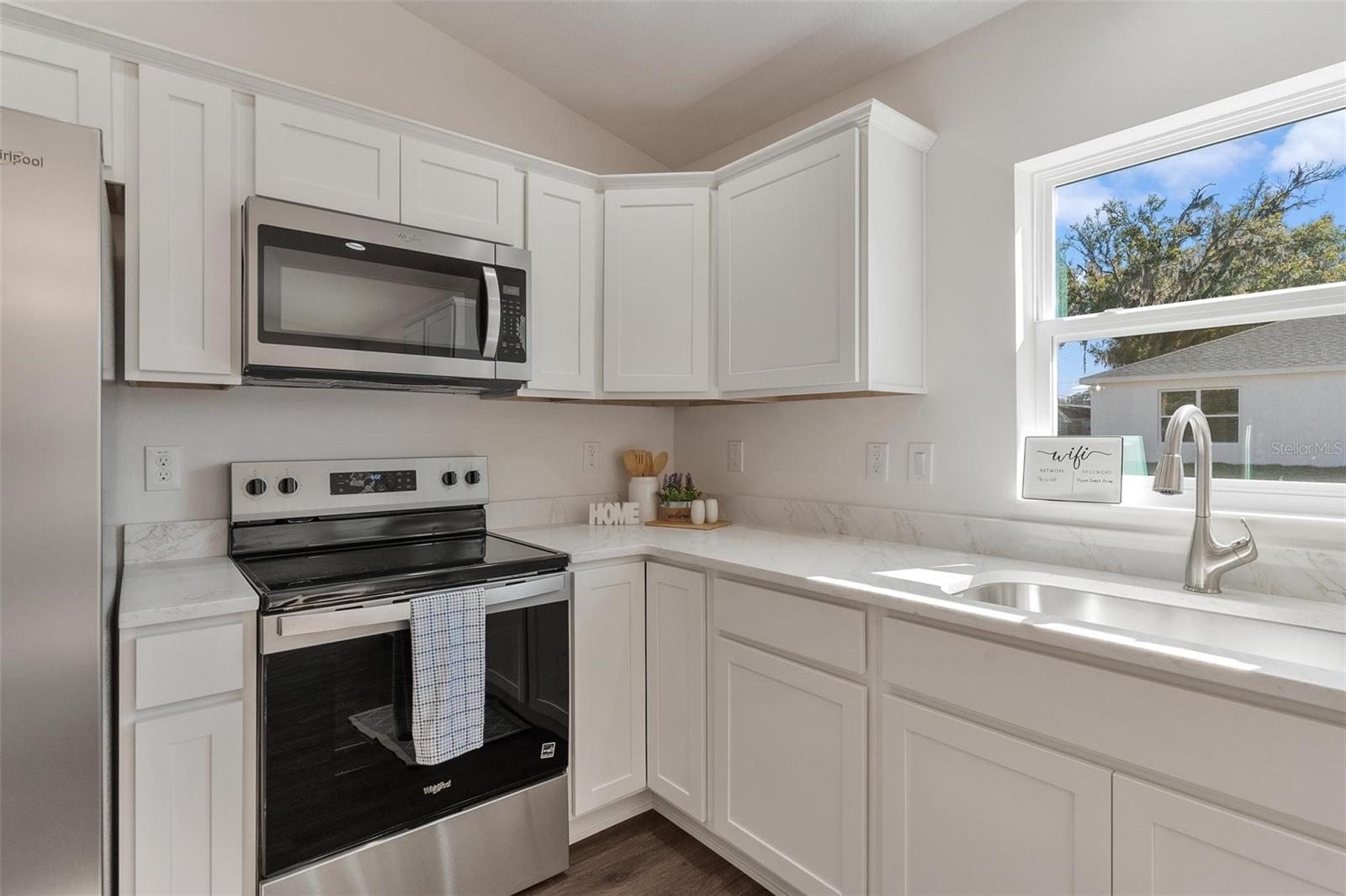 2011 EDGEWOOD AVE, LEESBURG, FL, 34748