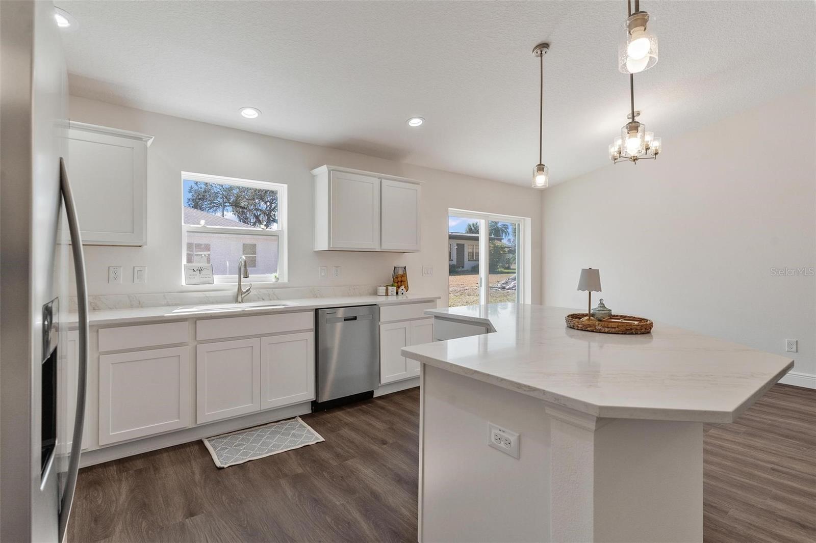 2011 EDGEWOOD AVE, LEESBURG, FL, 34748