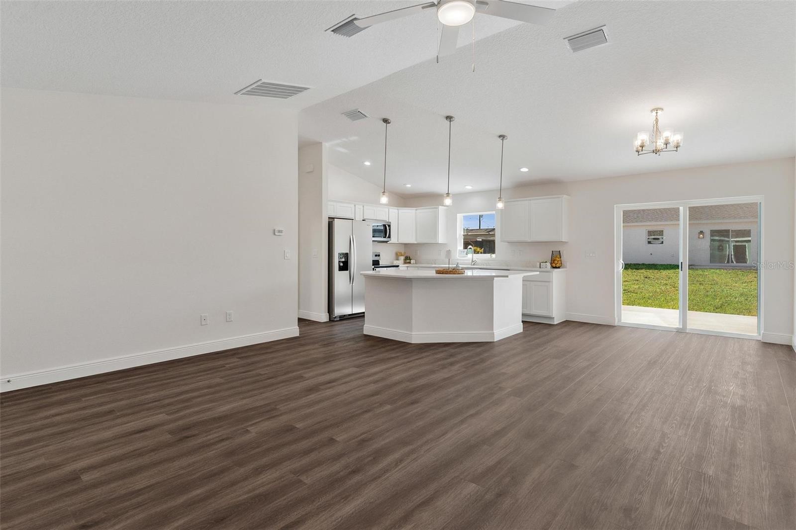 2011 EDGEWOOD AVE, LEESBURG, FL, 34748