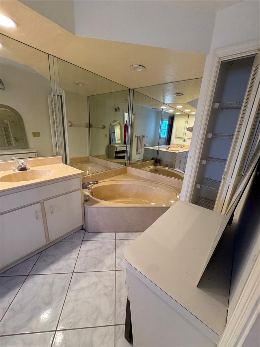 5638 COUNTRY LAKES DR, SARASOTA, FL, 34243