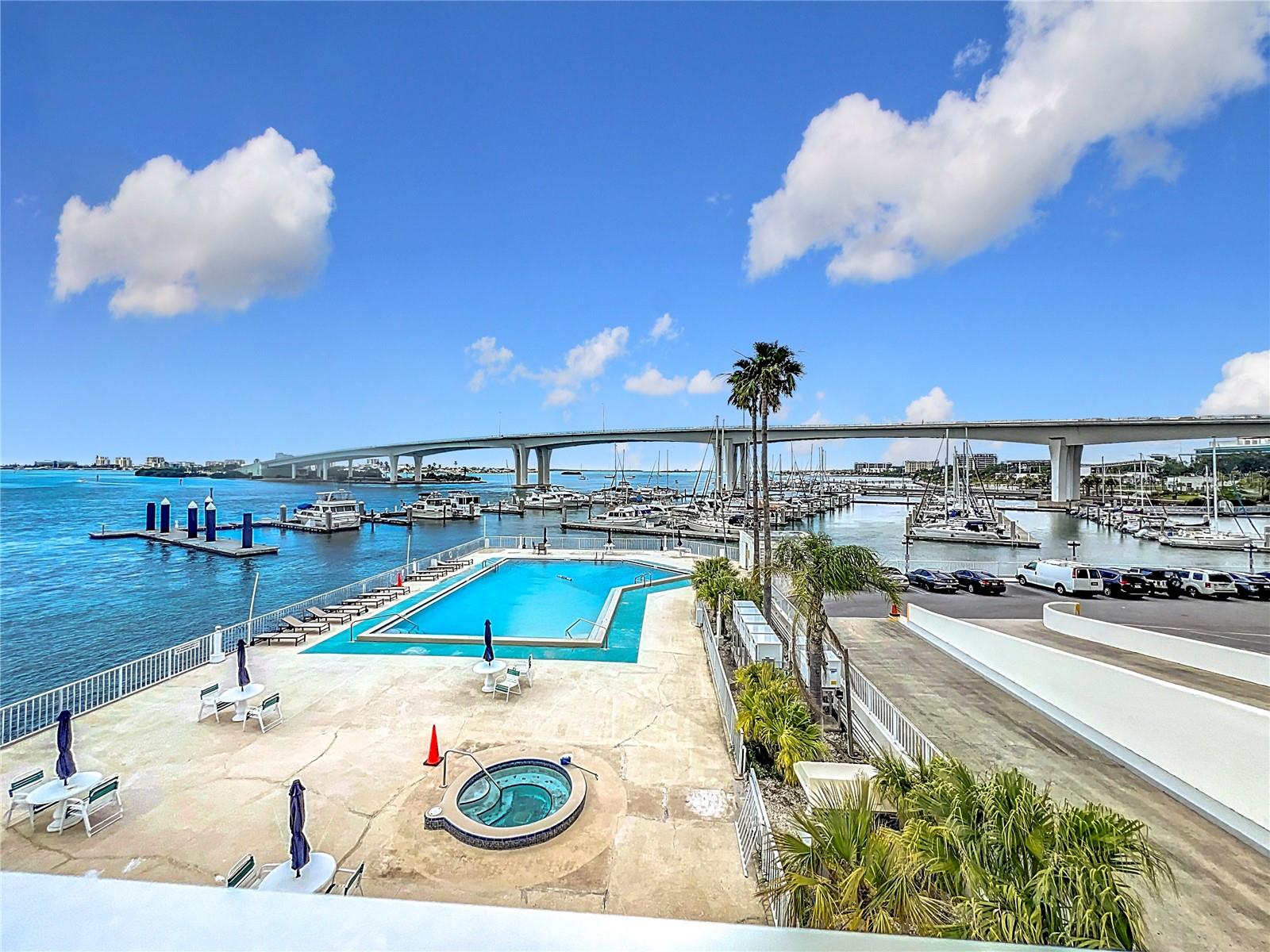 Pool - Spa - Sun Deck