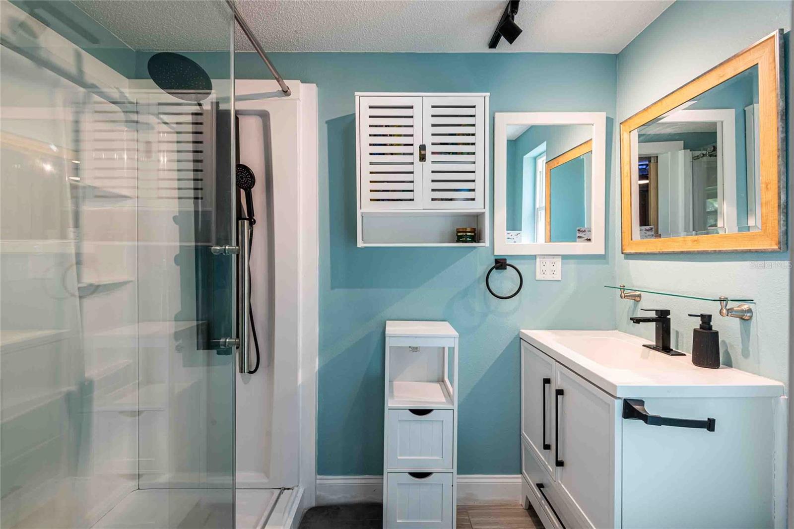 Bath in the third bedroom.