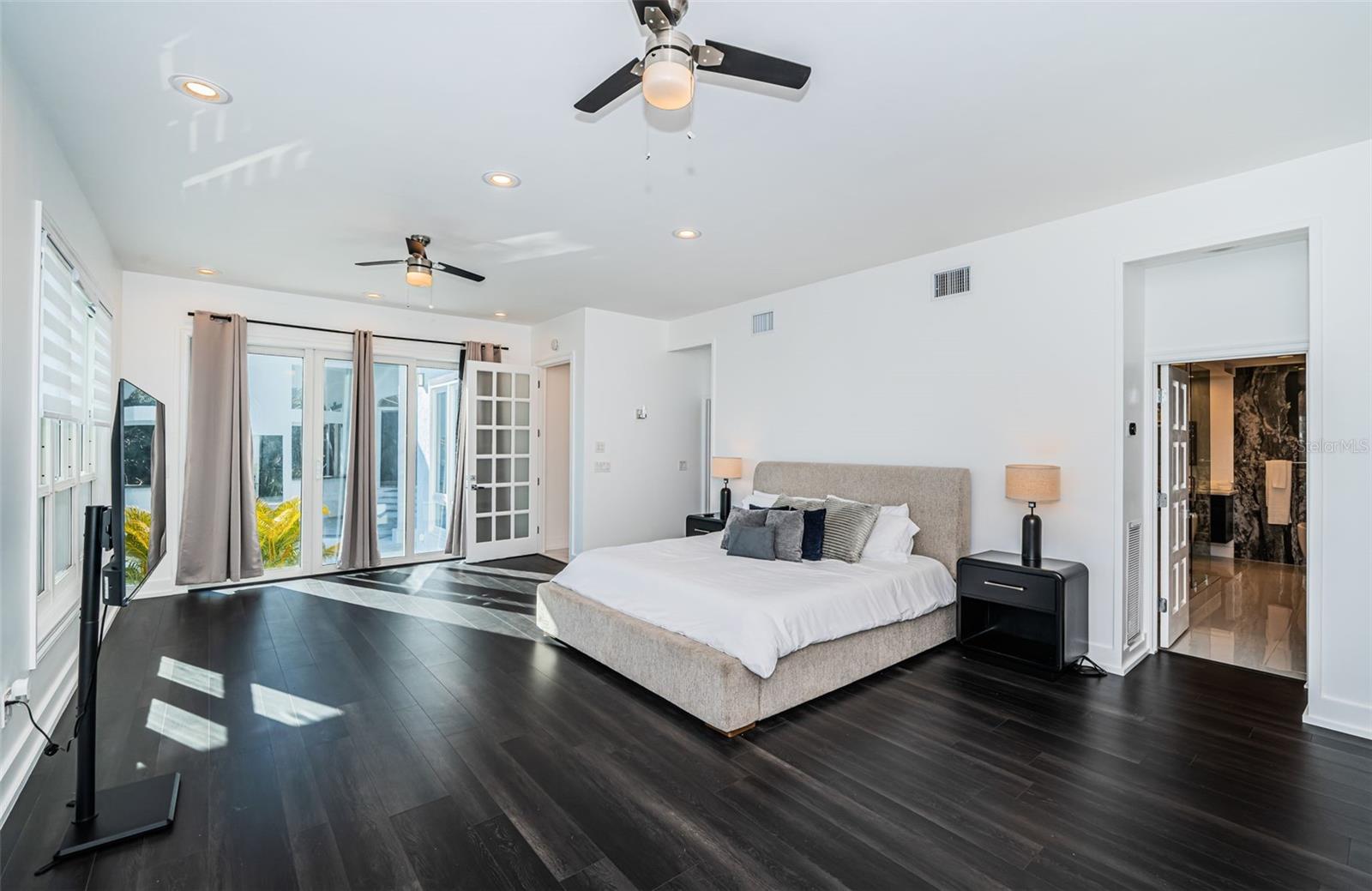 TB8472517 Property Photo