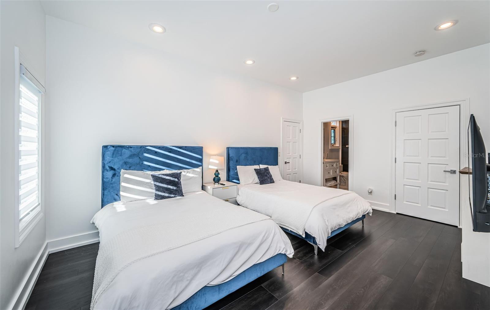 TB8472517 Property Photo