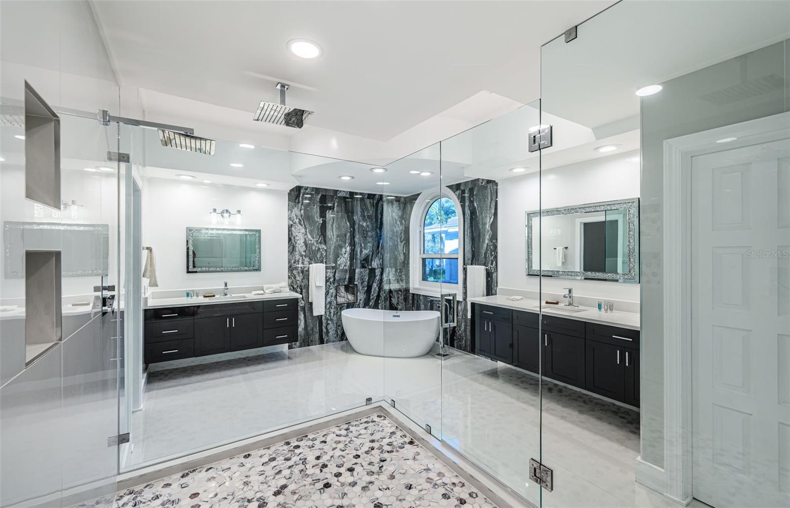 TB8472517 Property Photo