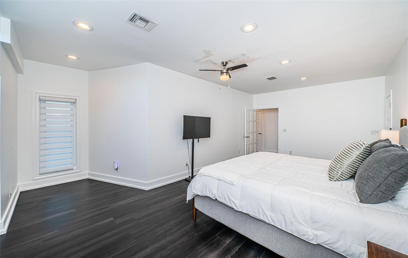 TB8472517 Property Photo