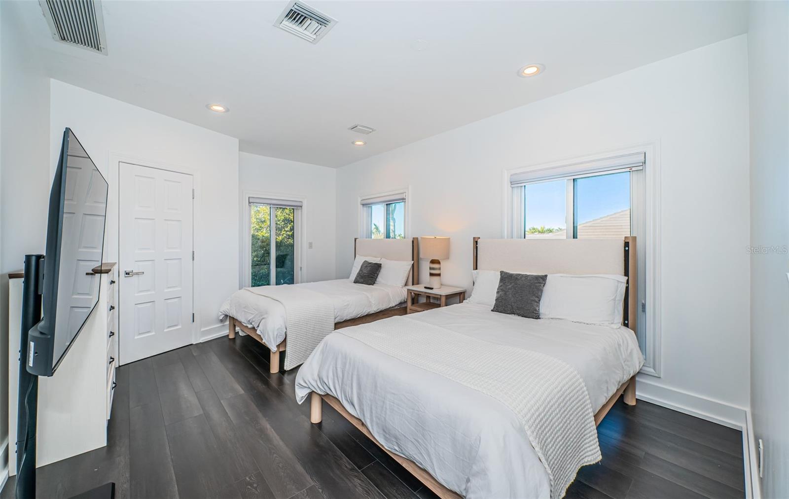 TB8472517 Property Photo