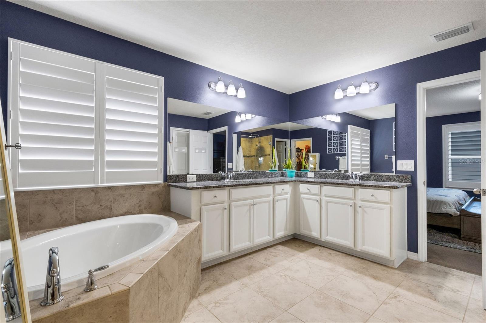 En suite primary bath