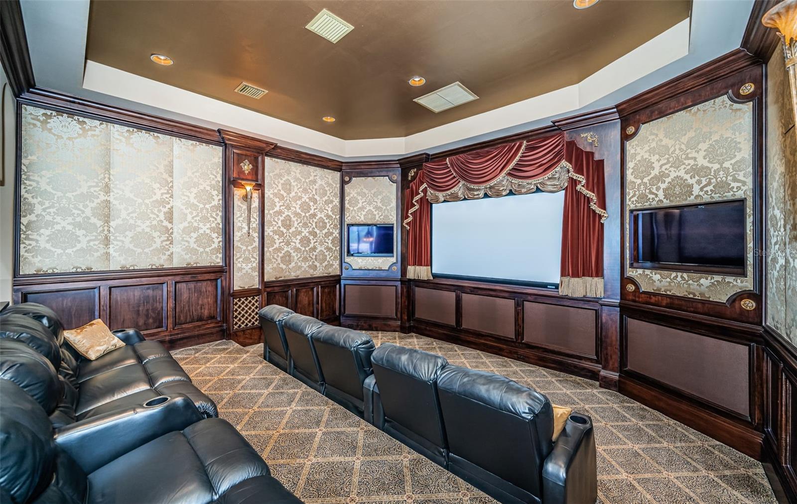 TB8472678 Property Photo