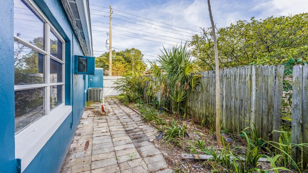 1214 N PINE HILLS RD, ORLANDO, FL, 32808