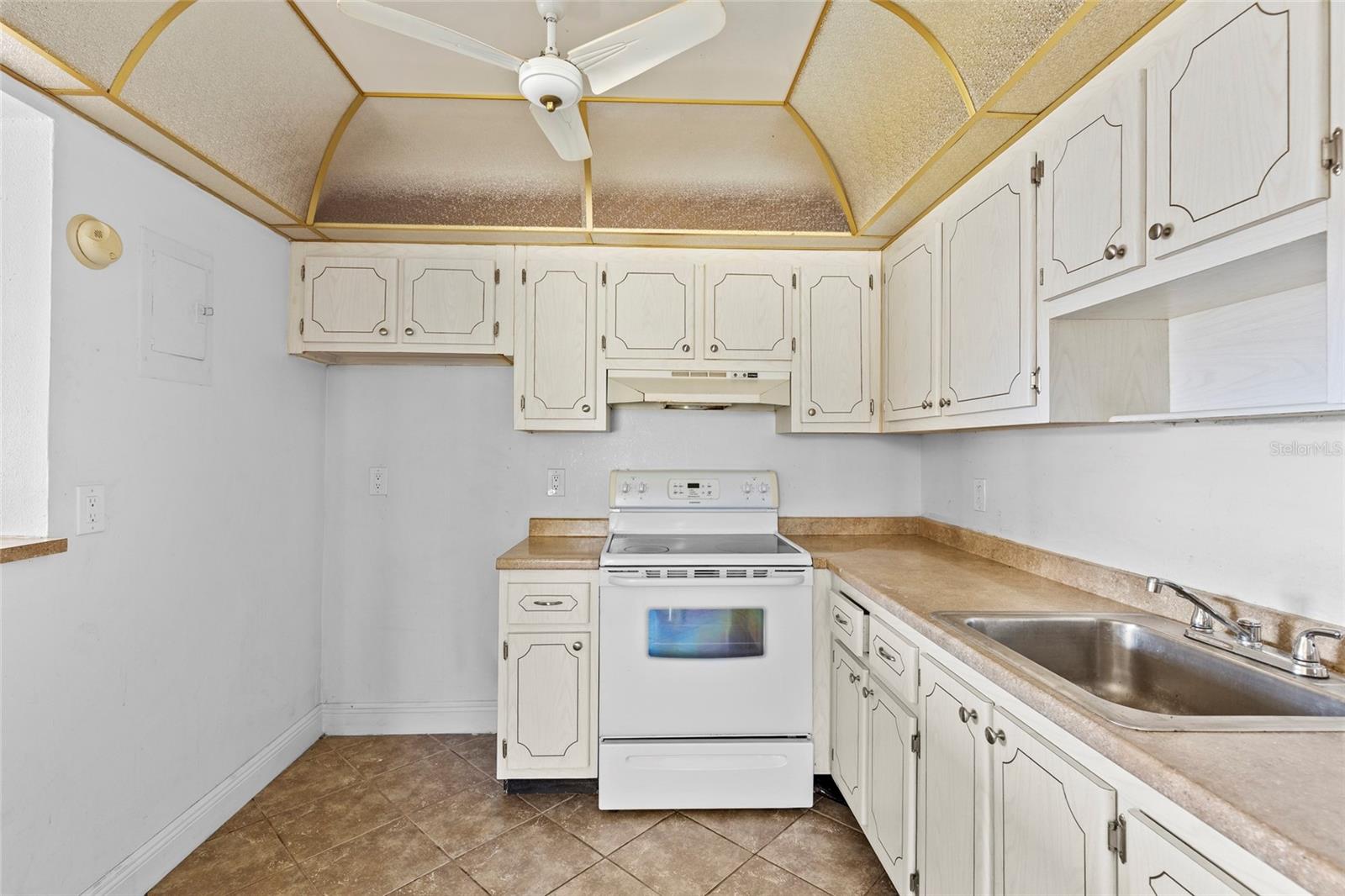 TB8472873 Property Photo