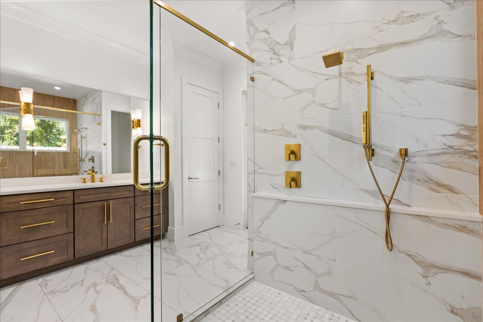 O6380037 Property Photo