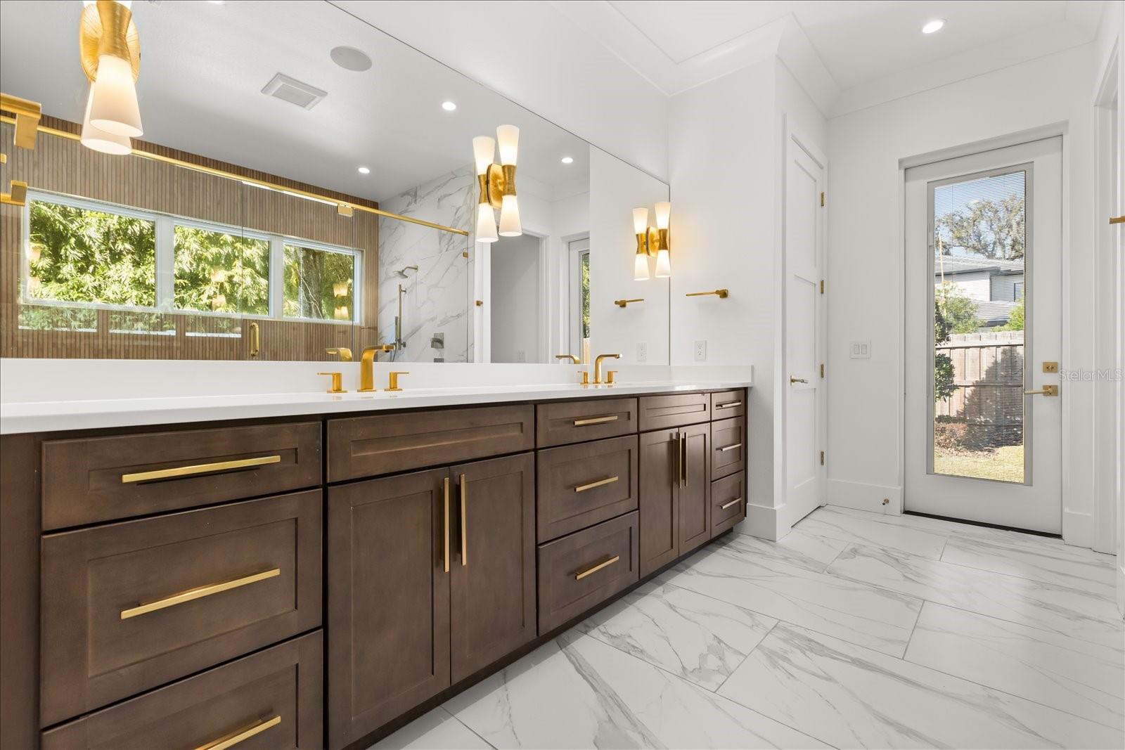 O6380037 Property Photo