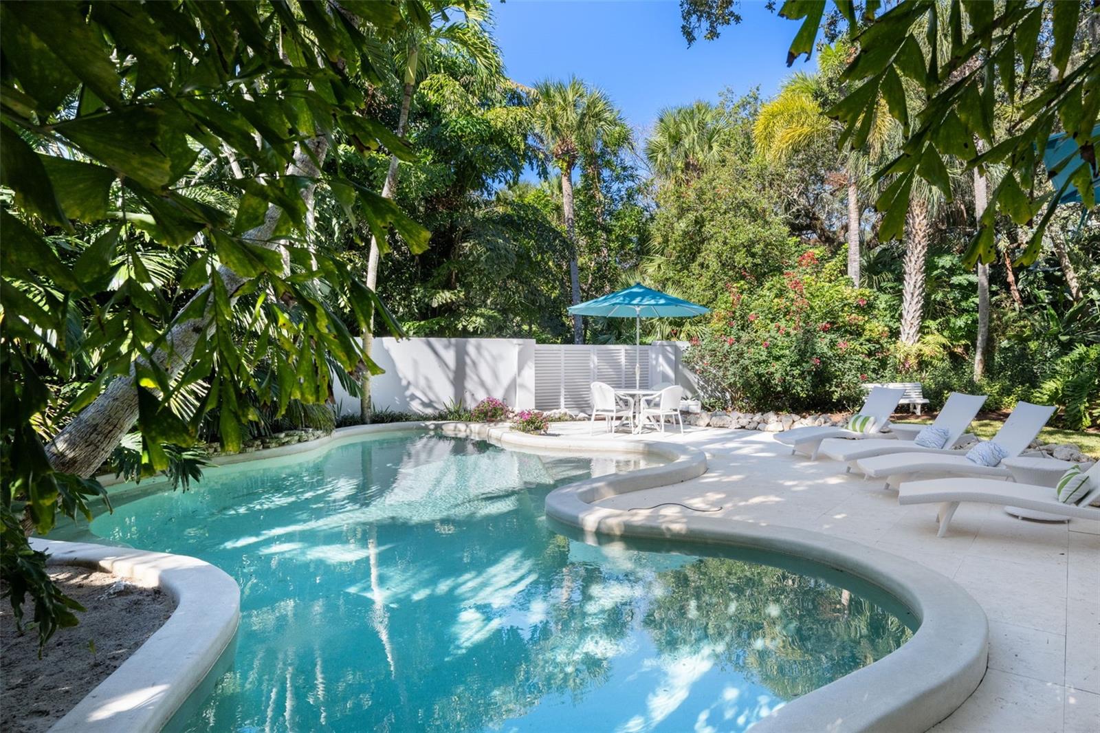 V4947182 Property Photo