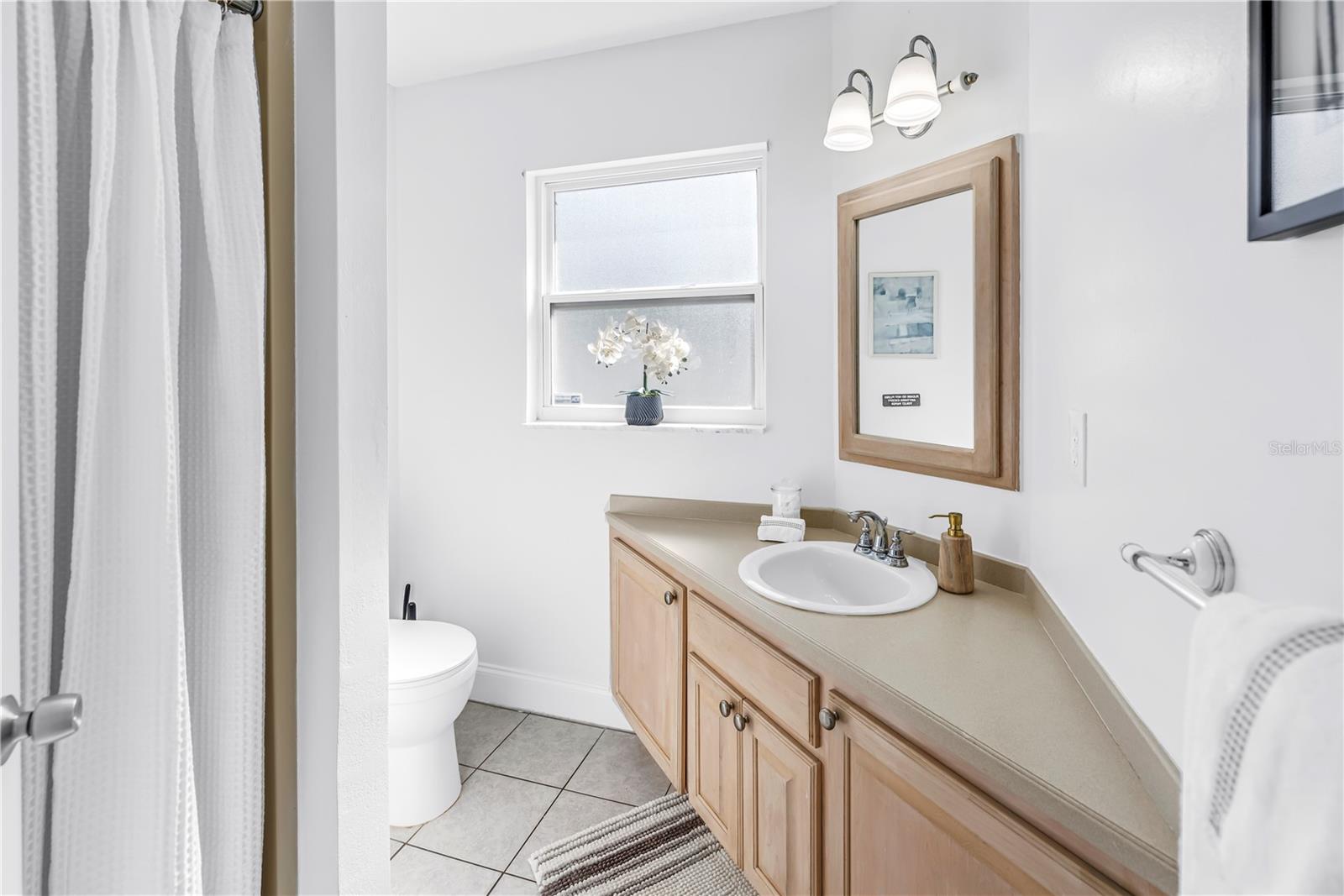 Full Pool Bath w/ Shower