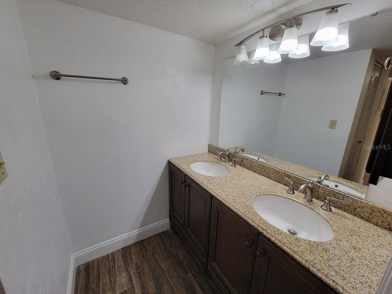 OM718195 Property Photo