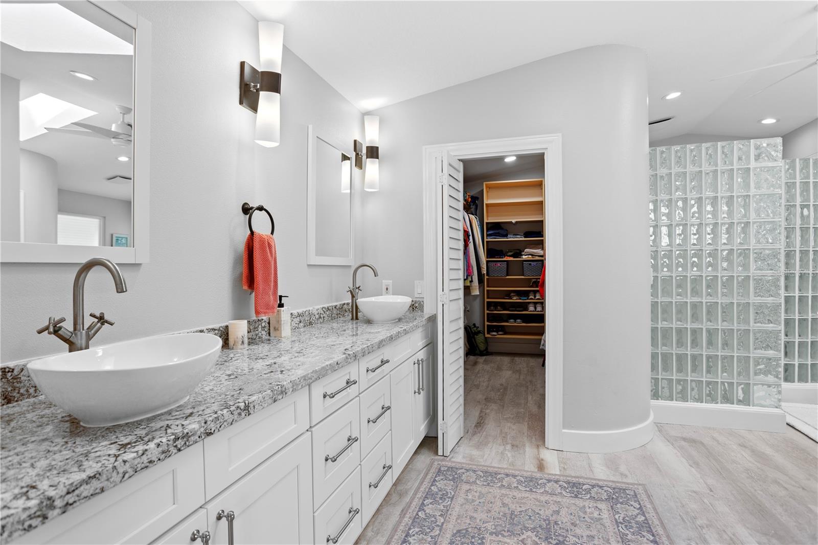 Master bath, double sinks