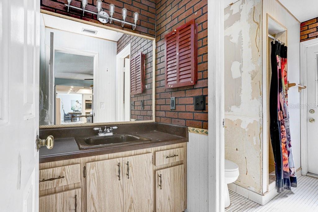 2nd Guest/Pool Bathroom