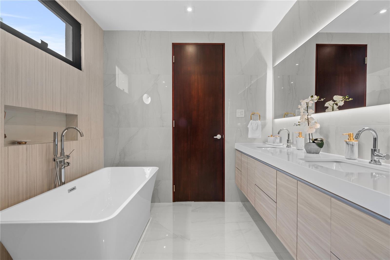 PR9119178 Property Photo