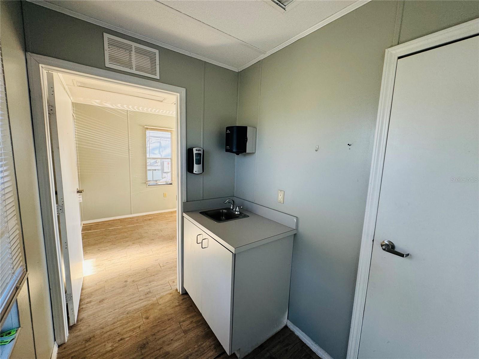 8390 S US HWY 17-92 HWY, FERN PARK, FL, 32730