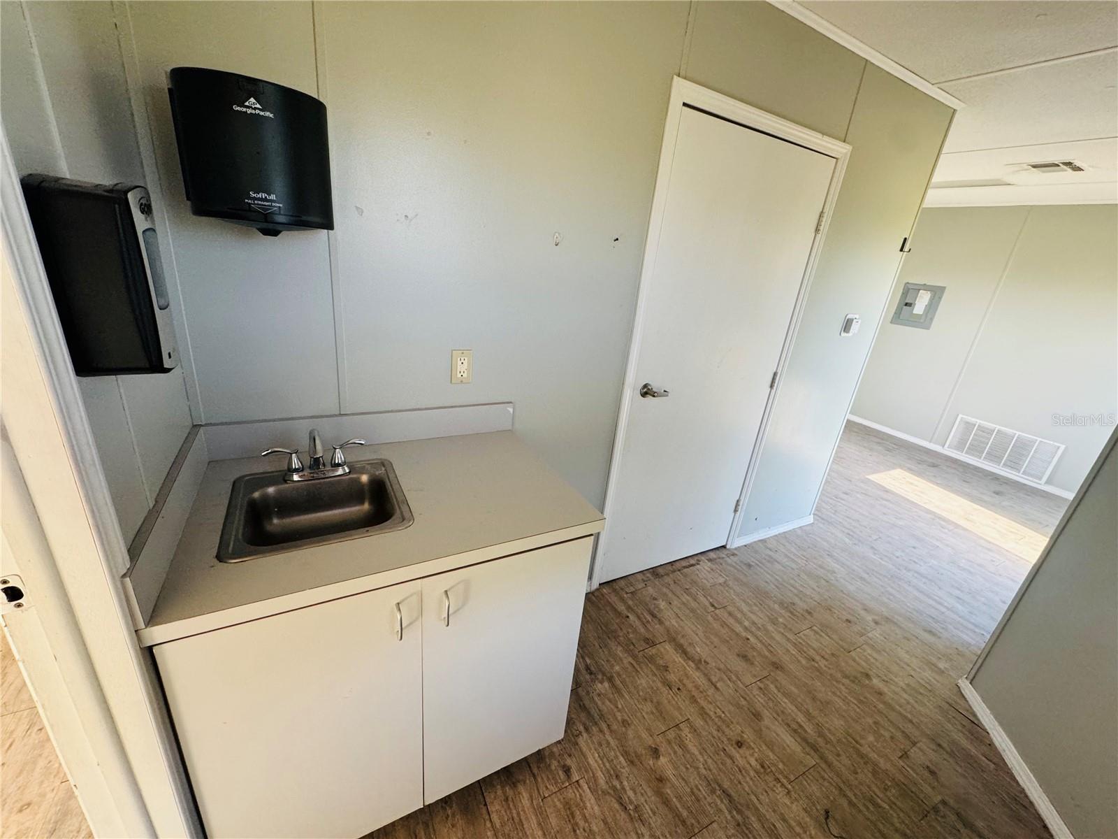 8390 S US HWY 17-92 HWY, FERN PARK, FL, 32730