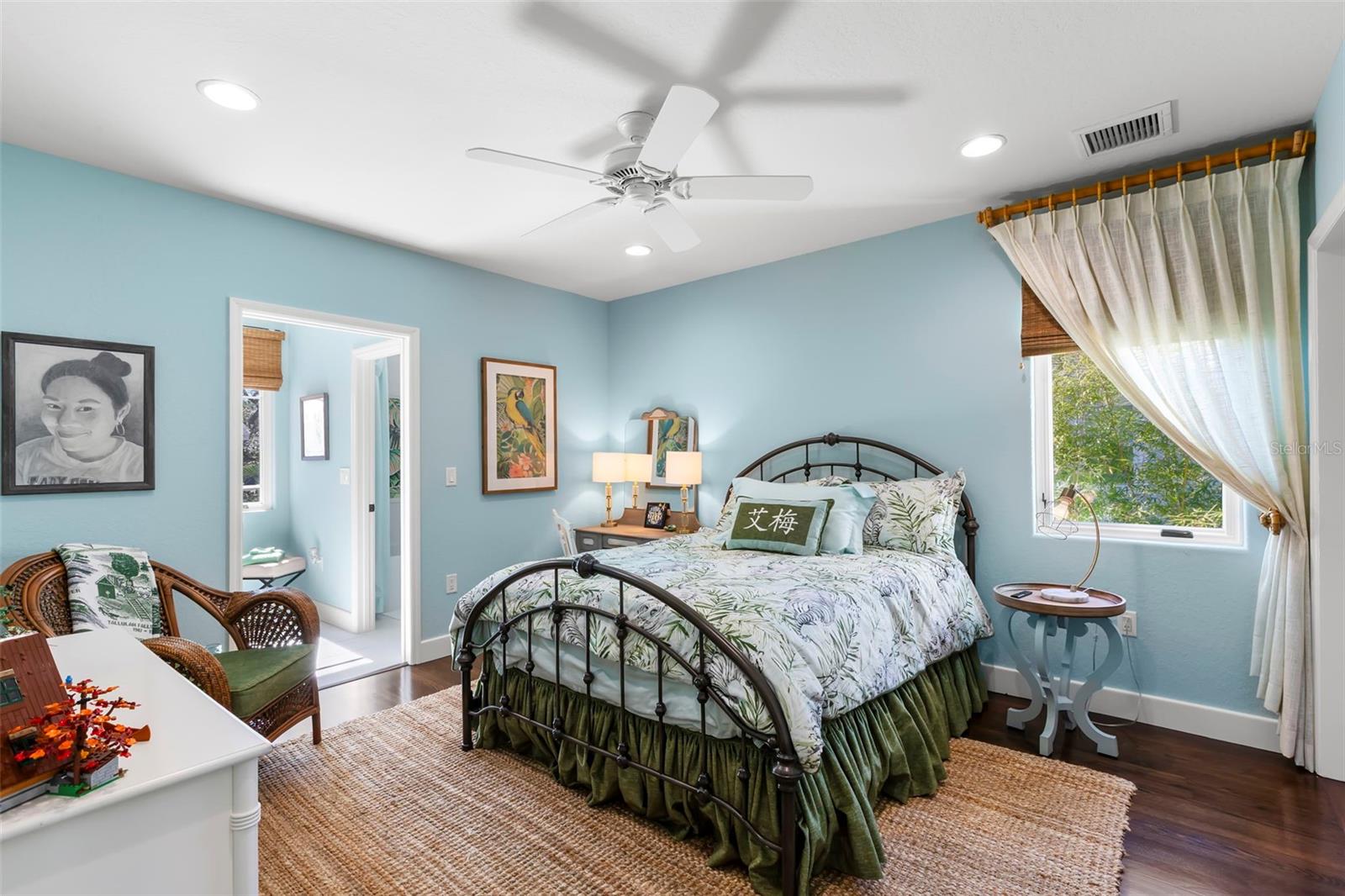 TB8474416 Property Photo