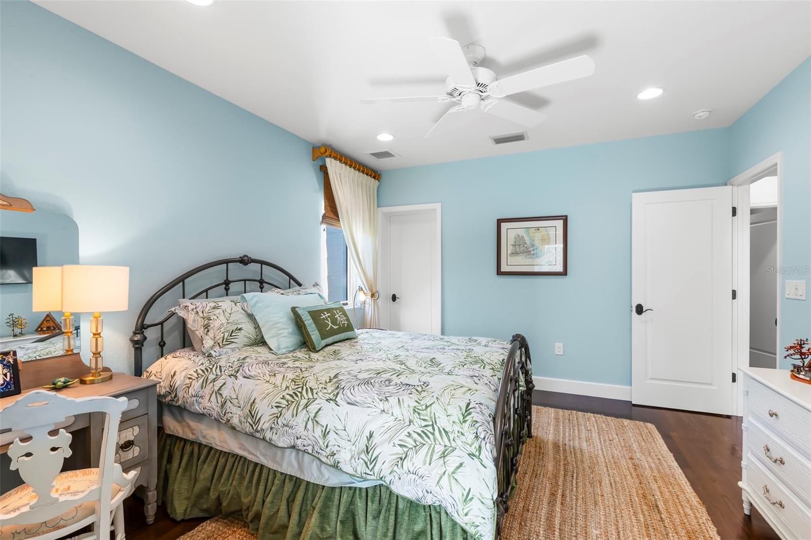 TB8474416 Property Photo