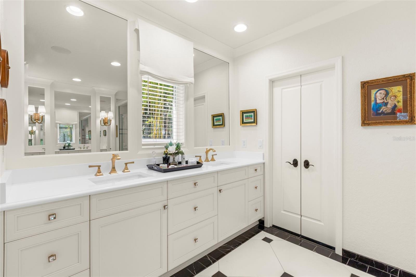 TB8474416 Property Photo