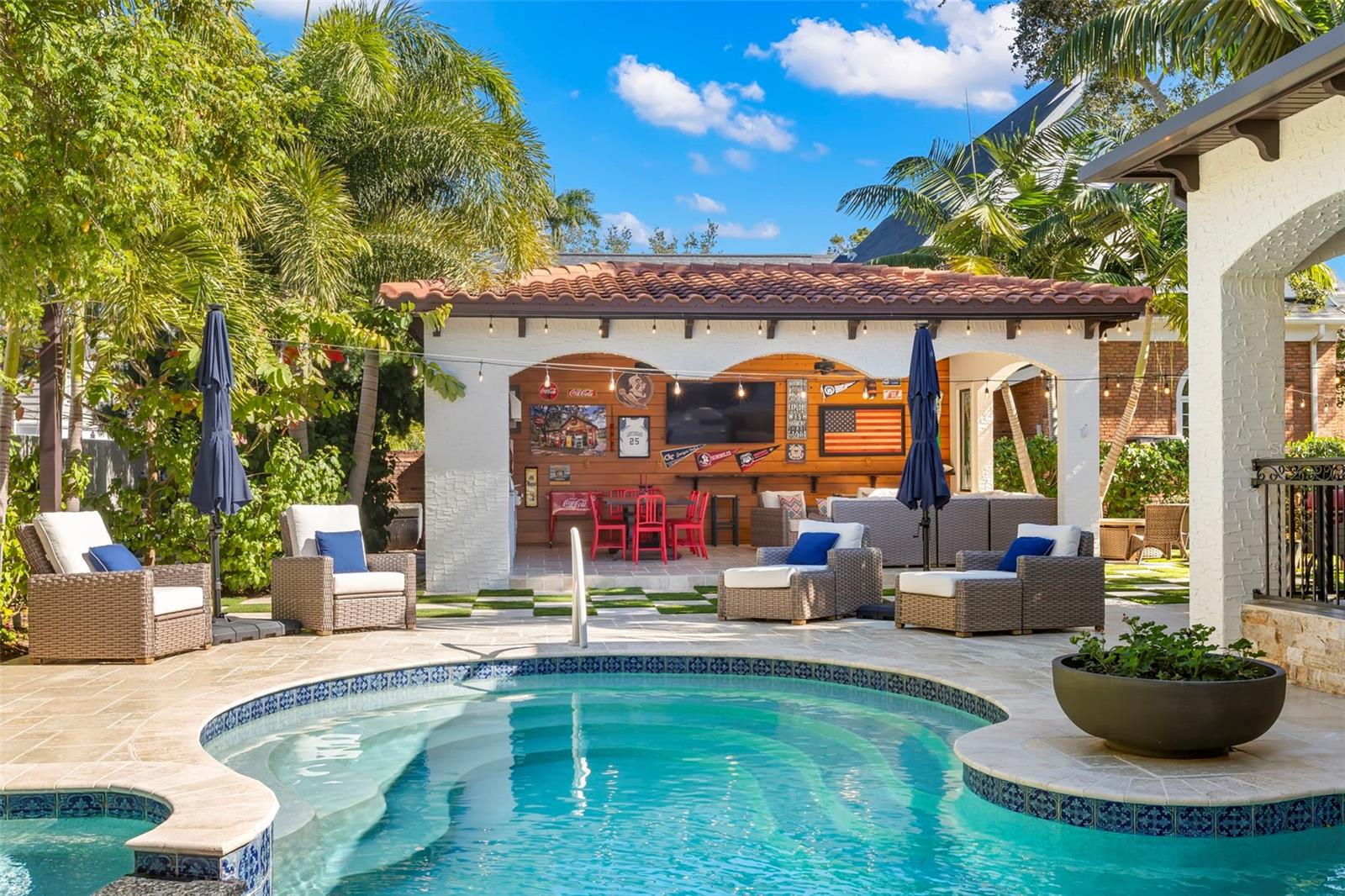 TB8474416 Property Photo