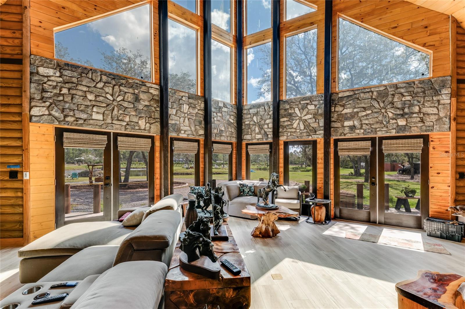 V4947262 Property Photo