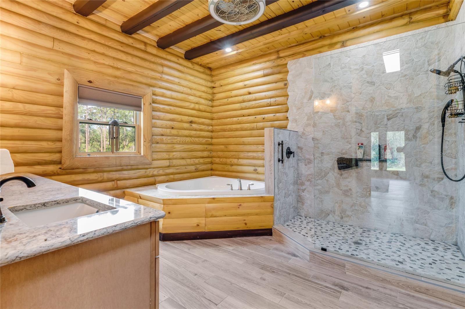 V4947262 Property Photo